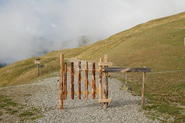 Zaun am Wanderweg in S&uuml;dtirol