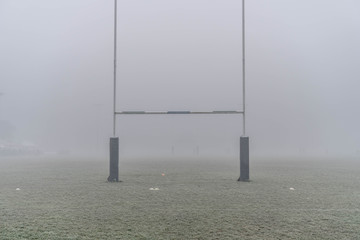 Pali da rugby nella nebbia