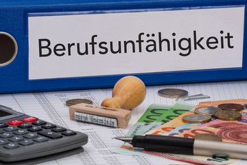 Aktenordner (blau) mit Beschriftung Berufsunfähigkeit
