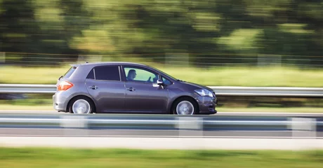 Foto auf Acrylglas Schnelle Autos Auto auf Autobahn fährt schnell