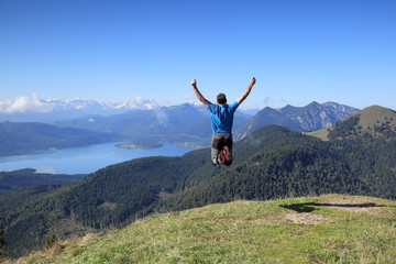 Mann in den Bergen hüpft hoch © rupbilder