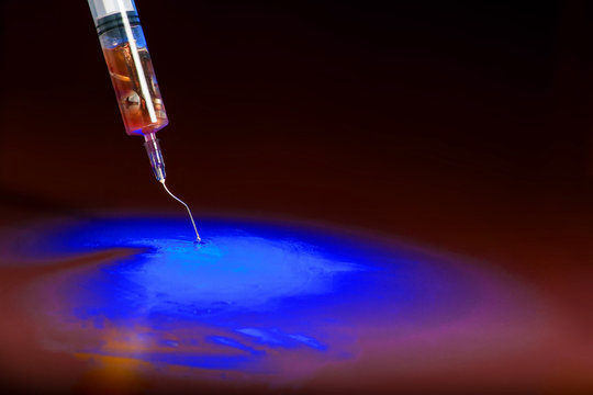 una siringa con ago contenente metalli e sostanze sconosciute riferita alla polemica sulla sicurezza dei vaccini