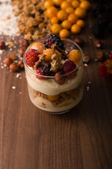 Parfait de yogurt y frutas frescas 