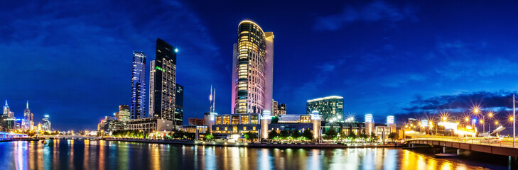 Naklejka premium A beautiful view of Melbourne downtown across the Yarra river at night in Melbourne, Victoria, Australia.