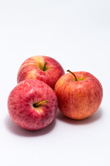 Drei rote Äpfel auf weißem Hintergrund isoliert