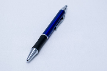 Blauer Stift auf weißem HIntergrund