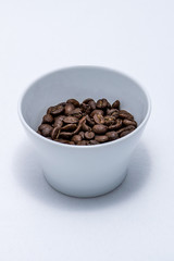 Kaffee in einem weißen Becher auf einem Weißen Hintergrund