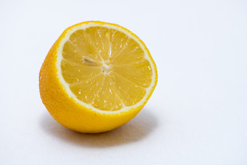 Gelbe Zitrone auf weißem Hintergrund