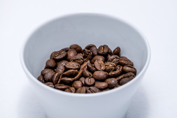 Kaffee im weißen Becher auf weißem Hintergrund