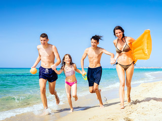 familie am meer