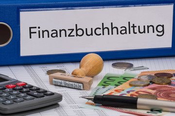 Aktenordner (blau) mit Beschriftung Finanzbuchhaltung