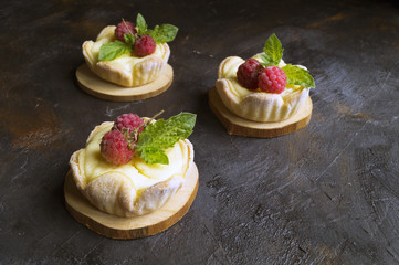 Tartlets with curd and raspberries.