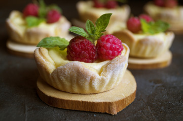Tartlets with curd and raspberries.