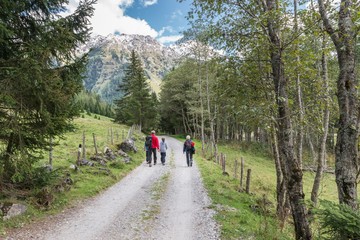 Fototapeta premium Wanderer im Weißpriachtal in Lungau, Österreich