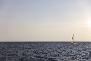 barca a vela in mare aperto