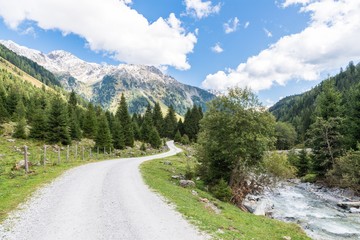 Fototapeta na wymiar Weißpriachtal im Lungau mit Blick auf die Berge, Österreich