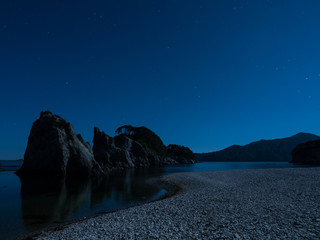 月明かりに照らされた浄土ヶ浜