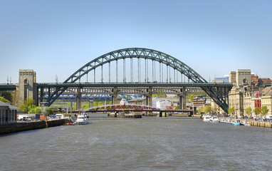 Fototapeta na wymiar NEWCASTLE UPON TYNE, ENGLAND, UK - MAY 17, 2017: The iconic Tyne Bridge over the River Tyne at Newcastle & Gatesheads Quayside.
