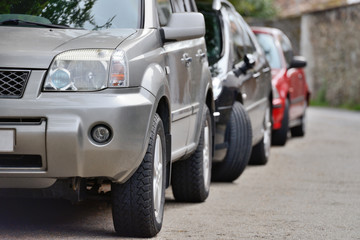 Fototapeta premium cars parked in a row on a city street