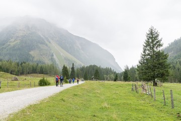 Fototapeta na wymiar Wanderer im Weißpriachtal in Lungau, Österreich