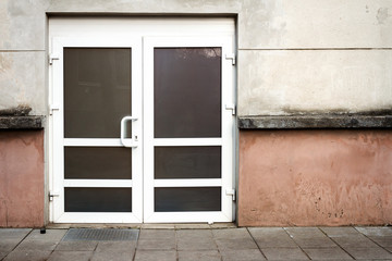 Obraz na płótnie Canvas Concrete wall with copy space and new door