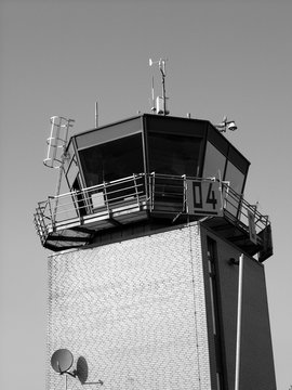Der Turm der Flugsicherung mit Klinkerfassade am Segelflugplatz in Oerlinghausen bei Bielefeld am Hermannsweg im Teutoburger Wald in Ostwestfalen-Lippe, fotografiert in traditionellem Schwarzweiß