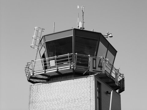 Tower der Flugsicherung bei Sonnenschein am Segelflugplatz in Oerlinghausen bei Bielefeld am Hermannsweg im Teutoburger Wald in Ostwestfalen-Lippe, fotografiert in klassischem Schwarzweiß