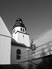 Treppenaufgang zur Pfarrkirche Sankt Johannes Baptist bei Sonnenschein in Schloß Holte-Stukenbrock bei Gütersloh in Ostwestfalen-Lippe, fotografiert in klassischem Schwarzweiß