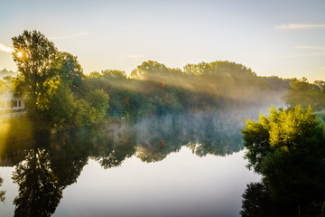 Saale bei Sonnenaufgang und Nebel