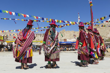 Unidentified artists in Ladakhi costumes at the Ladakh Festival, Leh, India. - obrazy, fototapety, plakaty
