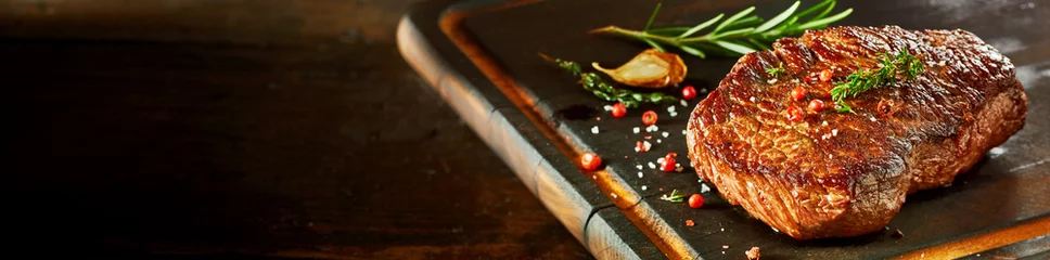 Foto auf Acrylglas Essen Stück Rumpsteak auf Schneidebrett