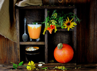 тыквенный смузи с букетом полевых цветов,семечками и тыквой