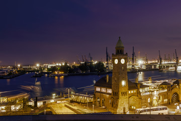 Obraz premium Hamburg Landungsbruecken sunset