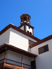 Fototapeta na wymiar old white church in santa cruz tenerife with bell tower and blue sky
