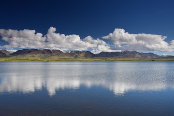 Wolkenspiegelung am Svinavatn-See