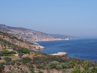 Fototapeta na wymiar Widok na piękne skaliste wybrzeże greckiej wyspy Thassos