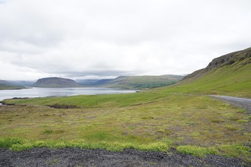 Fototapeta premium Landschaft am Hvalfjörður (Walfjord) in Islands Süd-Westen