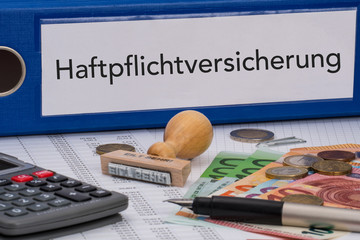 Aktenordner (blau) mit Beschriftung Haftpflichtversicherung