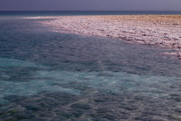 Obraz premium dead sea, beach covered with white salt