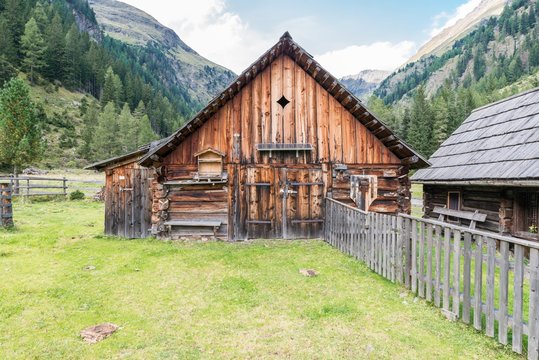 Holz Almhütte in den Bergen, Österreich
