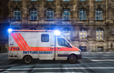 Krankenwagen vor Häuserwand © VanHope