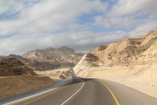 Oman Roadtrip: Deep canyons and steep roads on the highway through the Dhofar mountains