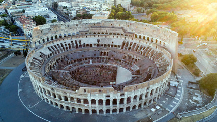 Vista aerea del maestoso Colosseo a Roma, in volo sopra la storia