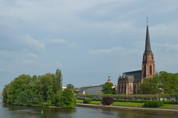Frankfurt Dreikönigskirche vom Mainkai