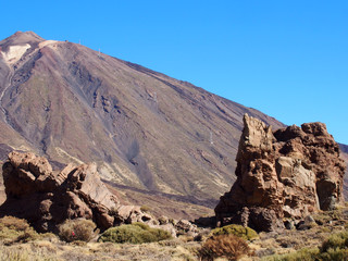 Obraz premium mountain at teide national park shwong rock formations and volcanic landcape with sparse vegetation and blue sky