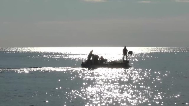 Fischerboot im Sonnenuntergang