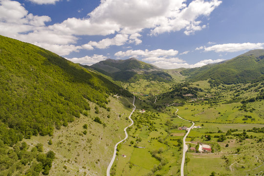 Vista aerea di una strada di montagna con un piccolo paese