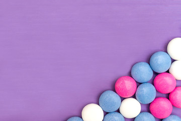 Obraz premium Lower right corner frame of colored chocolate coated candy