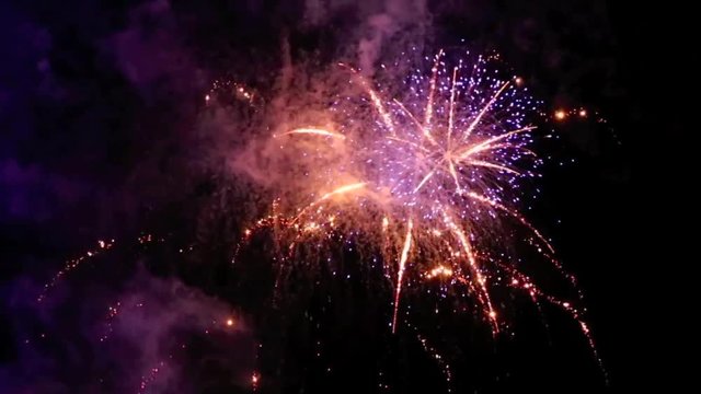Feuerwerk HD Video 20 Sekunden mit Text für 8 Sekunden in spanischer Sprache, "Feliz Ano Nuevo 2018!" 