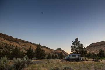 Van Life on the Deschutes River © DOUGLAS HUGHMANICK